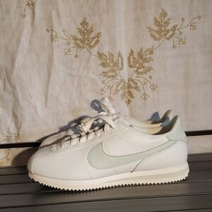Nike Women's Cortez Leather Shoes NWOT 10.5